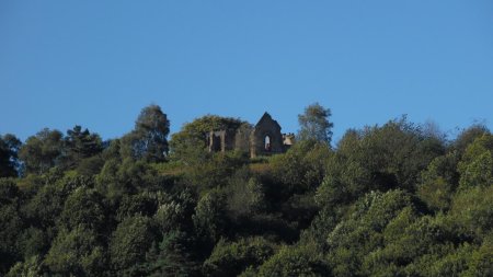 Vue au loin sur les ruines de la chapelle