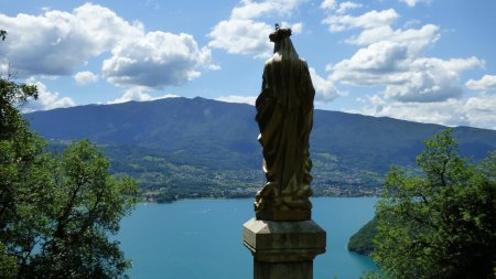 Vue sur la Vierge dorée en contre-jour, face au Lac d’Annecy et à la Montagne du Semnoz.