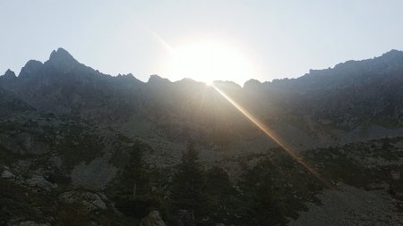 Le soleil se lève sur la Montagne du Vénetier