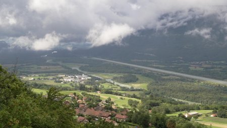 Le village de Motz et le Rhône.