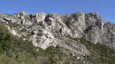 Reliefs calcaires bordant le vallon des Crides.