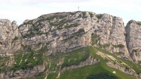 Gros plan sur le sommet du mont Lachat, avec la Pierre à la Dame en bas et à droite.