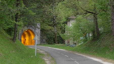 L’ancien tunnel ferroviaire de Duingt.