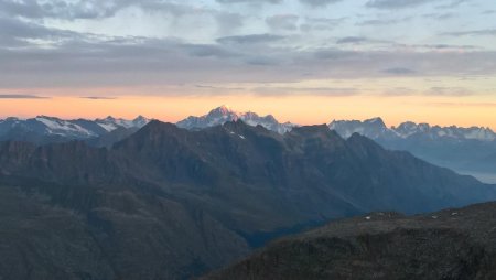 le Massif du Mont Blanc au petit matin