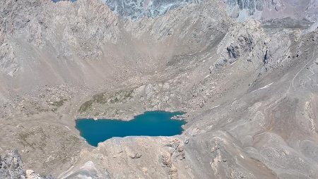 Zoom sur le Lac des Neuf Couleurs (2845m)