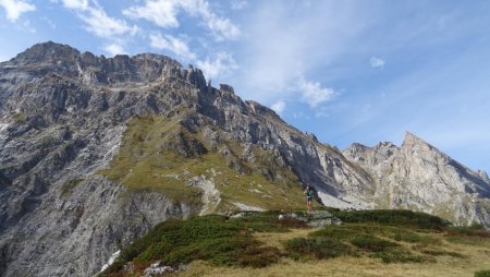 Arrivée au plateau sommital de Napremont (2185 m). Dents de la Portetta (2842 m) et à droite Aiguille d’Août (2478 m).