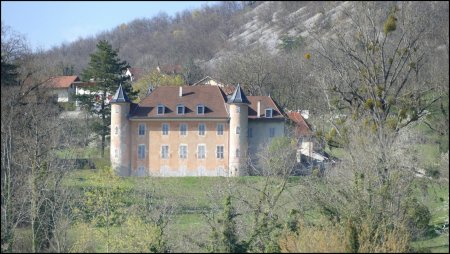 On tourne le dos au Château de Bornessant.