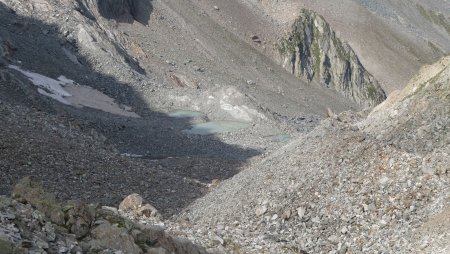 Lac glaciaire en formation au pied  du Glacier de Gleysin