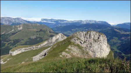 Sur la pointe sommitale, Montagne de Sulens, la Tulle et pointe (2117m) du Dôme de Pouilly