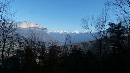 Au centre-gauche La Tête à Turpin (Parmelan), au fond à droite, Aravis et Mont Blanc mélangés