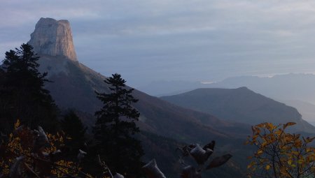 Mont Aiguille et Rocher de l’Aubeyron dans la brume matinale.