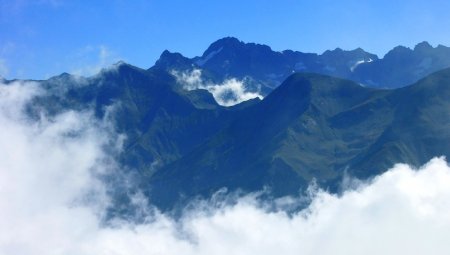 Roche de la Muzelle et Clapier du Peryon en arrière plan. Les crêtes de la Tête des Chétives au premier plan au-dessus des nuages.