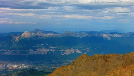 Du sommet regard vers l’ouest, la Chartreuse sur la Vallée du Grésivaudan.