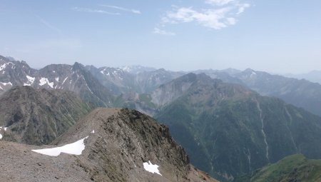 L’Aiguille des Marmes et Pic de Valsenestre séparés par le Col de Côte Belle.