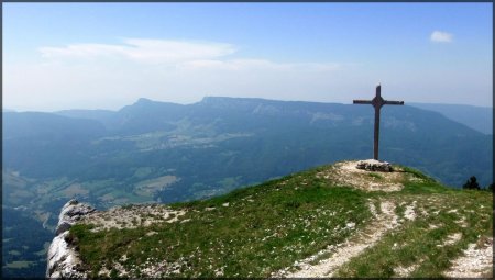 La croix du Granier fait face au Mont Outhéran.