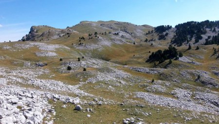 Le versant ouest du Rocher de Chamoux.