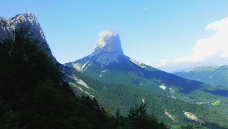 Le Mont Aiguille en descendant le Pas du même nom.