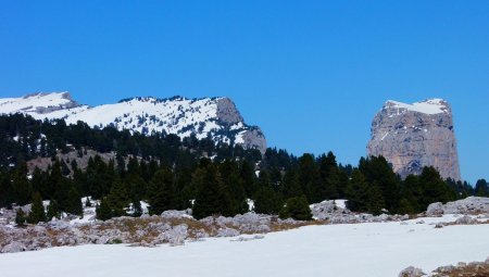 Zoom sur le Rocher du Parquet et le Mont Aiguille de la Bergerie de Jasneuf.