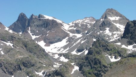 Zoom, sur le Grand Pic la Croix de Belledonne et le Pic du Grand Doménon. De l’épaule 2394m.