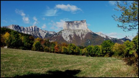 Mont Aiguille Rocher du Parquet et couleurs d’automne.