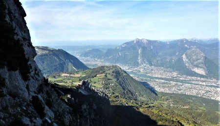 En levant un peu le regard, c’est toute la vallée de l’Isère, à l’aval de Grenoble, que l’on peut admirer. Au premier plan, les 3 Pucelles, et Saint-Nizier, profitent encore des rayons du soleil.