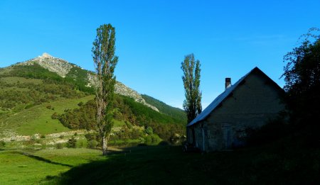 La bergerie de Laboudou, la Montagne d’Aujour au Soleil et le bout du Lac de Peyssier.