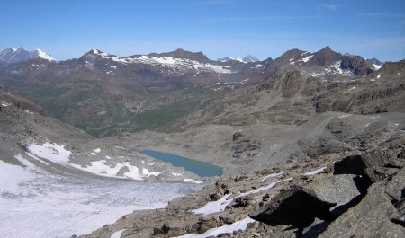 Vue plongeante sur le glacier et le Lac des Sources. Avec la Grande Casse et le Mont Pourri en arrière plan.