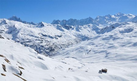 Panorama sur la chaine du Mont Blanc et le refuge de Moêt Anterne