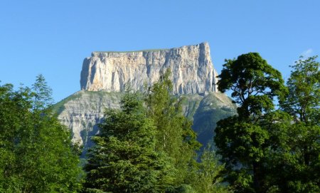 Mont Aiguille vu du Château de Passières le matin