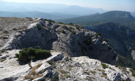 Dans le rétro, au fond et au centre de la photo, le Pic de Bertagne et le Plan des Vaches, du massif de la Sainte-Baume, avec à droite, le Mont Olympe.