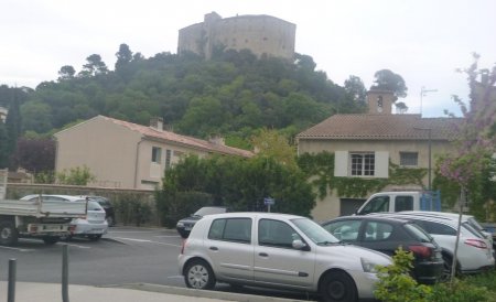 Le parking sous le Château de Meyrargues