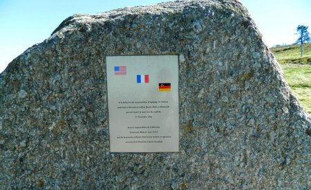 Le monument en hommage aux victimes du Dakota qui s’est écrasé dans le Pilat.