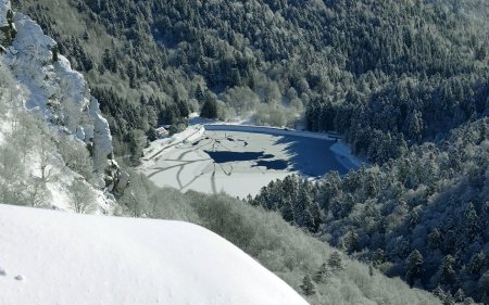 Dans la descente du sommet du Hohneck au Col du Wormspel, nouveau zoom sur le Lac de Schiessrothried.