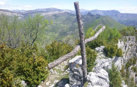 La croix sommitale en bois de la montagne de la Baume est atteinte