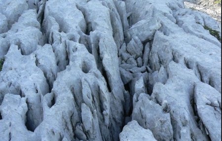 Le lapiaz et ses crevasses de calcaire (photo empruntée sur le topo de Yann)