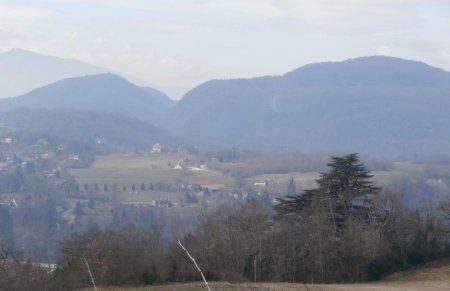 La colline de Massignieu et la montagne de Chamoise.