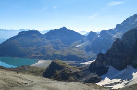 Arrivée au Col de Susanfe (2494 m) - En contrebas, le Lac de Salanfe, Le Luisin (2786 m) et tout au fond à gauche, les 4000m du Valais (Le Mont Cervin bien visible)