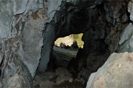 Grotte au bord du Pas de l’Aiguille