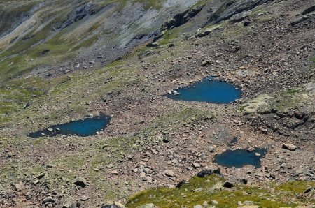 Plusieurs petits lacs couleur indigo versant est du Mont Péaiaux