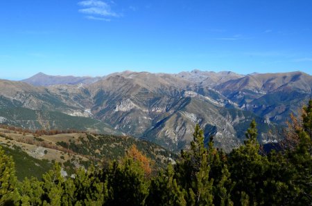 Les Alpes Ligures (de gauche à droite, Bric Costa Rossa, Cima delle Faschia, Cime de Pépin, Pointe de Marguareis, Cime de Pertègue, Monte Mongioie, Mont Bertrand