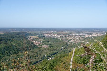 Vue sur Ambérieu-en-Bugey et la Bresse lors de la descente