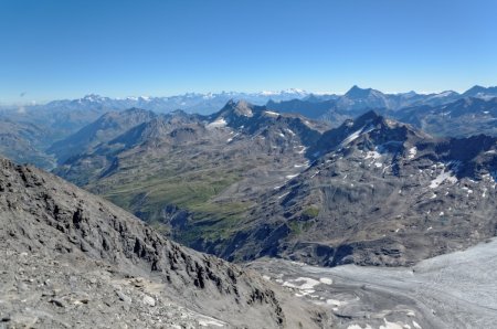 Du sommet : vers l’Italie et les Alpes Suisses