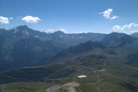 Le col du Joly. Au fond (de droite à gauche) la tête nord des Fours (2756m) , les têtes de Bellaval (2885m) et le Mont tondu (3196m). [ photo 2013 ]