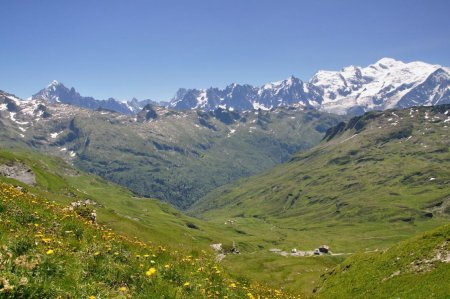 Du col, vue sur le vallon de Pormenaz et la chaine du Mont Blanc