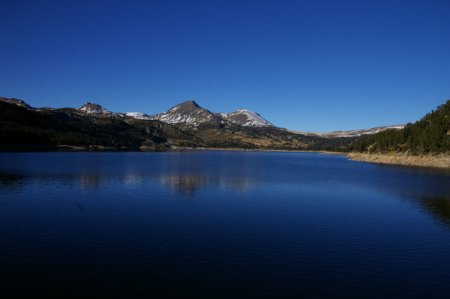 Le lac des Bouillouses, le Pic Péric et le Petit Peric au fond.