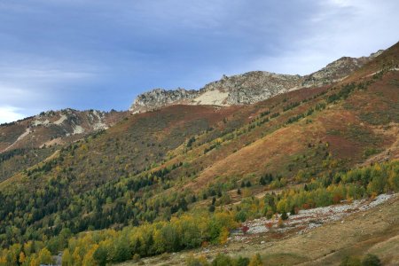 En montant au Col de la Madeleine : couleurs d’automne sur les flancs de la Lauzière