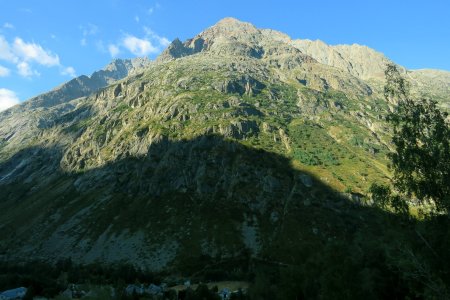 Regard arrière sur la Bérarde (tout en bas), encore à l’ombre, au pied de l’imposante et bien nommée Grande Aiguille de la Bérarde (3417m).
