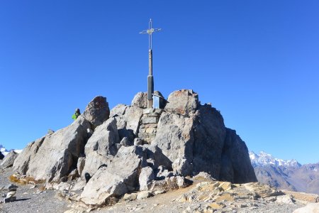La croix ’mémorial’ du sommet. Une plaque gravée rappelle les noms des soldats de la Salle-les-Alpes morts pendant la guerre 14/18