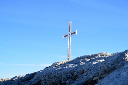 Photo ’rare’ ; d’habitude cette croix est largement entourée de randonneurs contemplant la vue depuis le sommet.