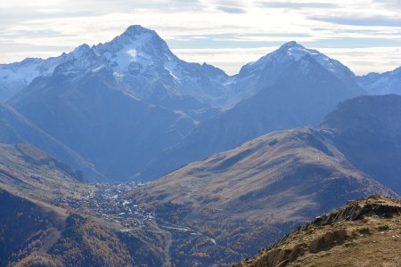 Roche de la Muzelle dans l’axe des Deux Alpes